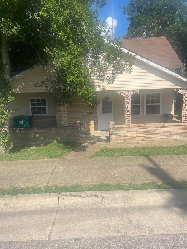 view of front facade with covered porch