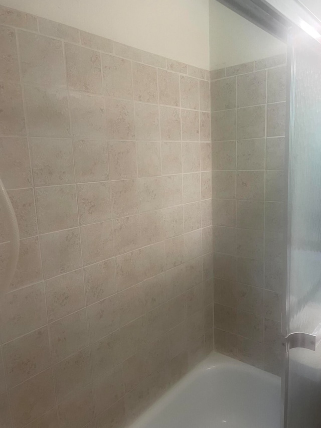 bathroom with tiled shower / bath combo