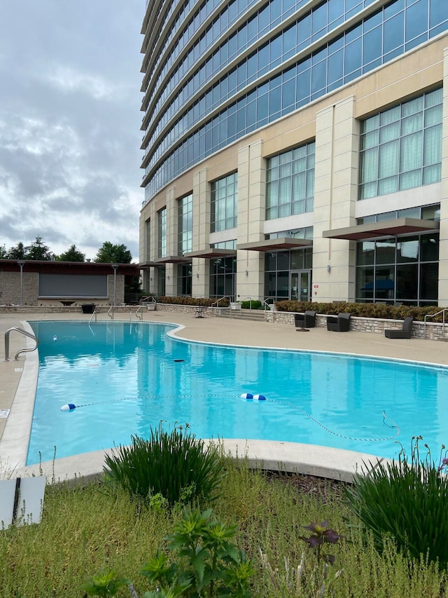 view of swimming pool