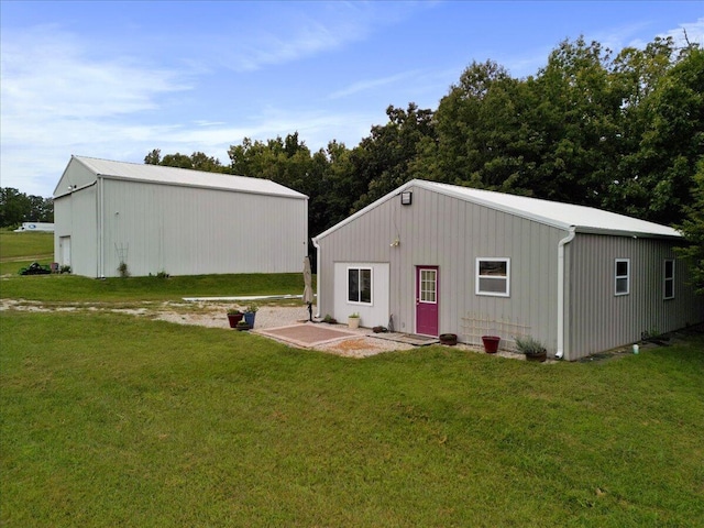 view of pole building featuring a lawn