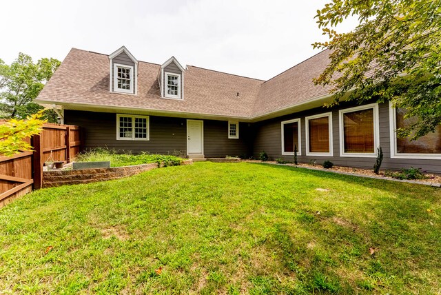 view of front of house featuring a front lawn