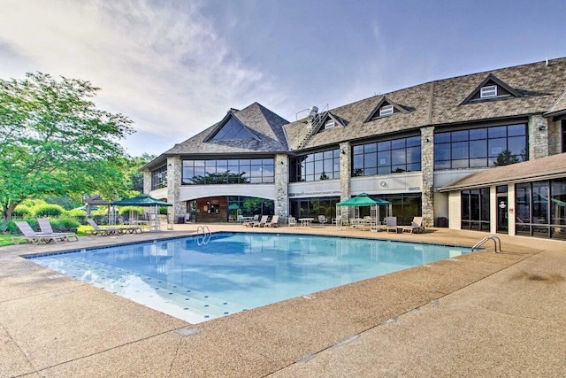 view of swimming pool featuring a patio