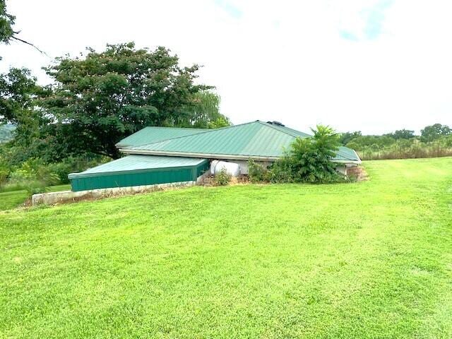 view of outdoor structure featuring a yard