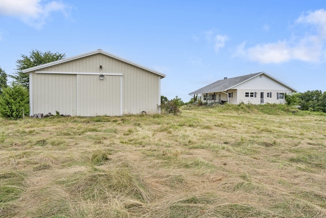 view of yard with an outdoor structure