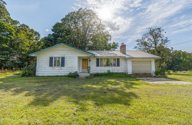 single story home with a front lawn