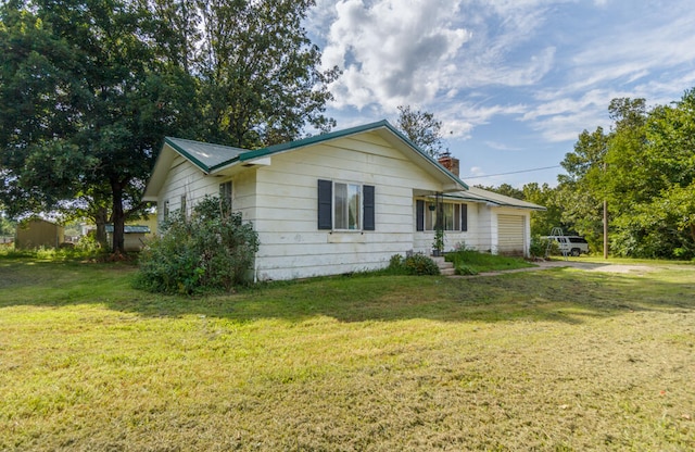 view of front of property with a front lawn