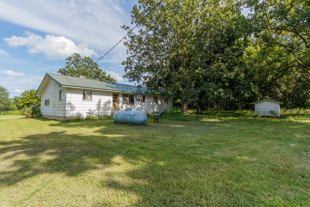 view of yard featuring a storage unit