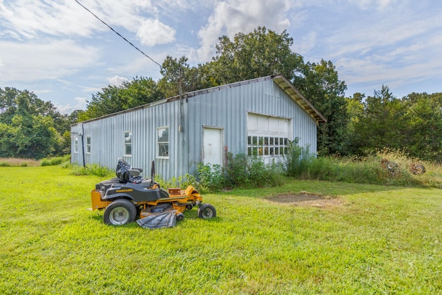 view of outdoor structure featuring a garage and a yard