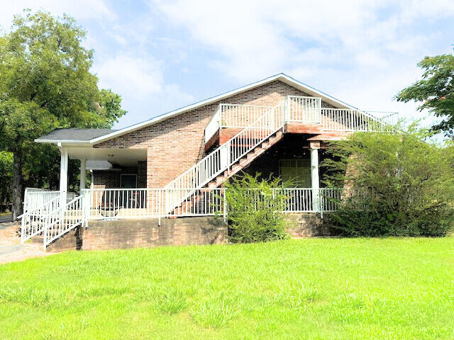 view of front of property with a front yard