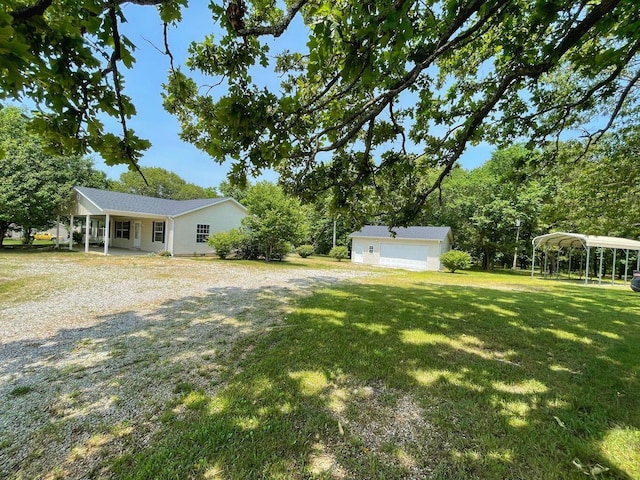 view of yard featuring an outdoor structure