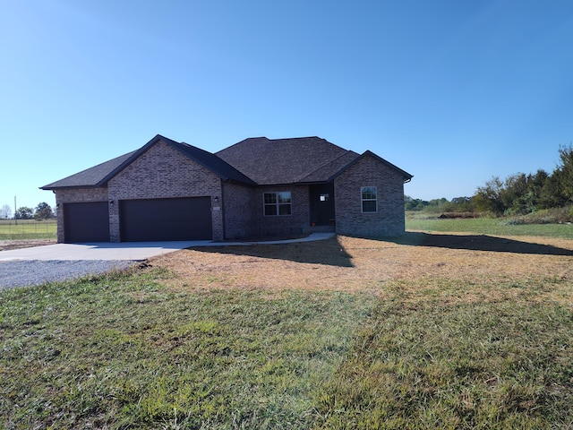 view of front of house with a front lawn and a garage