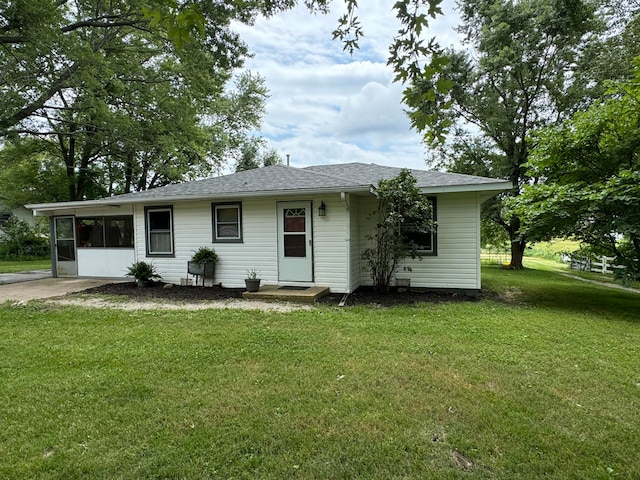 single story home featuring a front lawn