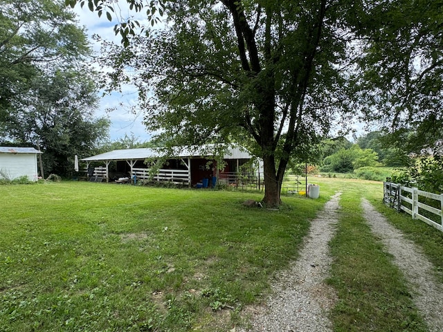 view of yard with an outbuilding