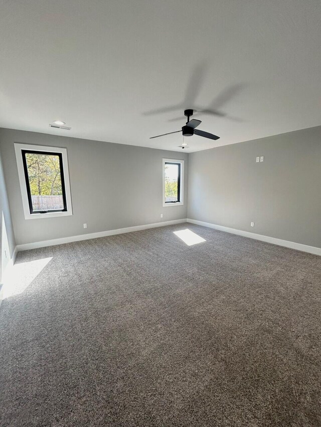 unfurnished room with carpet flooring and ceiling fan