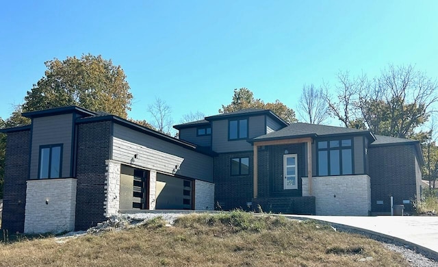 view of front of property featuring a garage and a front yard