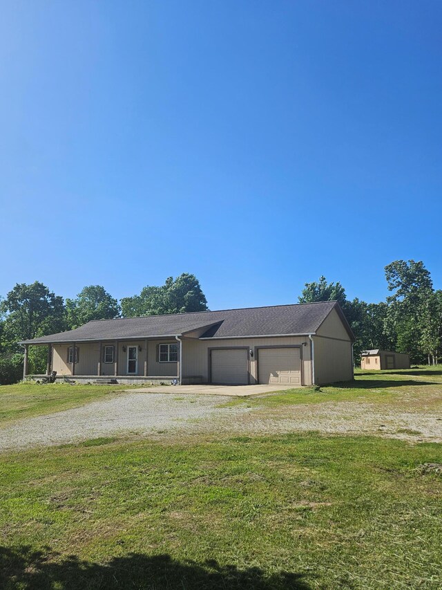 7186 US Highway 60, Mountain View, MO 65548 - view of front of home with a front yard, driveway, and a garage