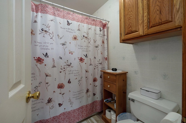 bathroom featuring curtained shower, tile walls, tasteful backsplash, and toilet