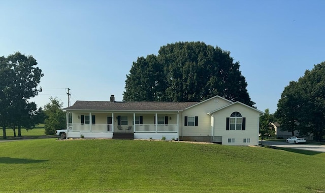 view of front facade featuring a front yard and covered porch