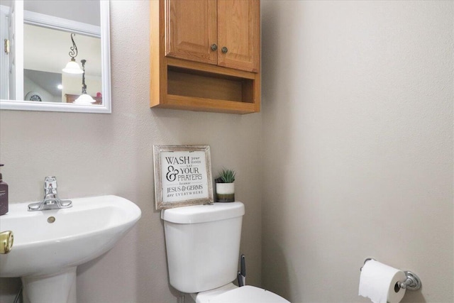 bathroom featuring sink and toilet