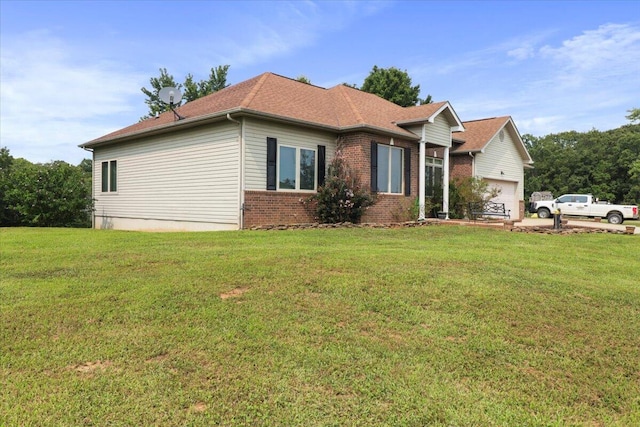 view of front of property featuring a front yard