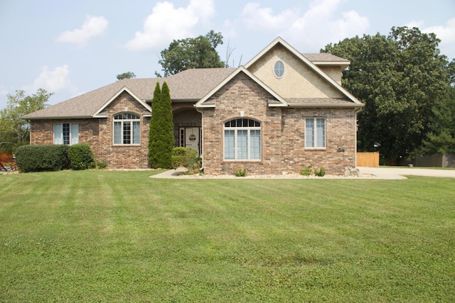 view of front of house with a front lawn