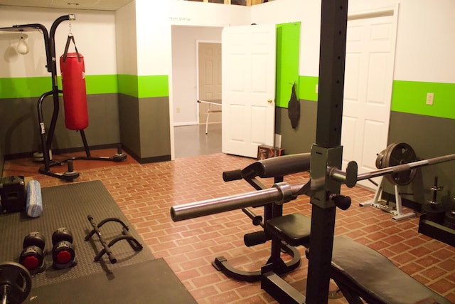 exercise room featuring baseboards