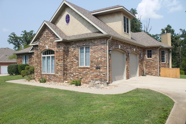 view of front of property featuring a front yard and a garage