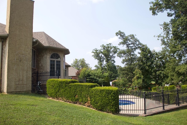 view of yard with a fenced in pool