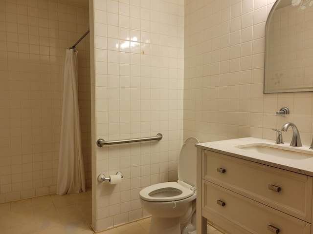 bathroom featuring a shower with curtain, vanity, toilet, and tile walls