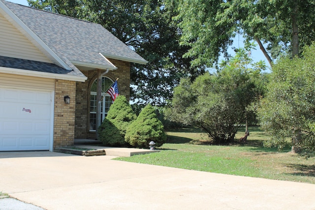 view of front of property featuring a front yard and a garage