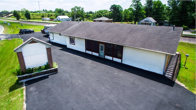 view of front of house featuring a garage and a front yard