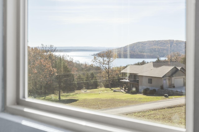 water view with a mountain view