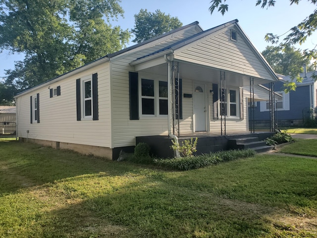 view of front of home featuring a front yard