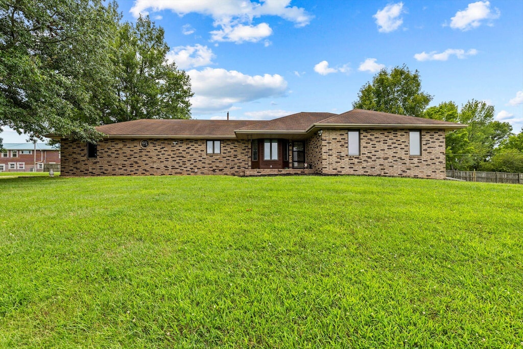 view of front of property with a front yard