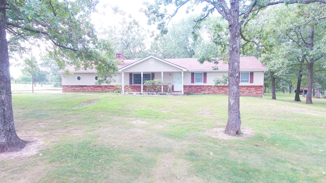 single story home with a front lawn