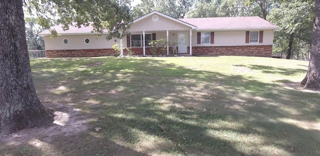 single story home with a front lawn