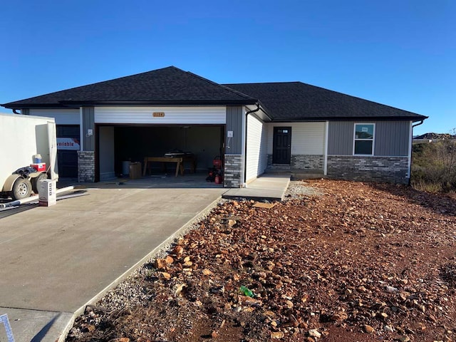 view of front facade featuring a garage