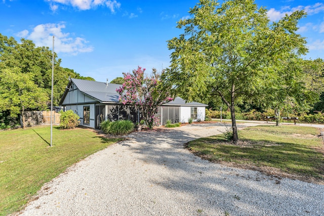 view of front of house featuring a front yard