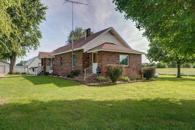 view of front of property featuring a front lawn