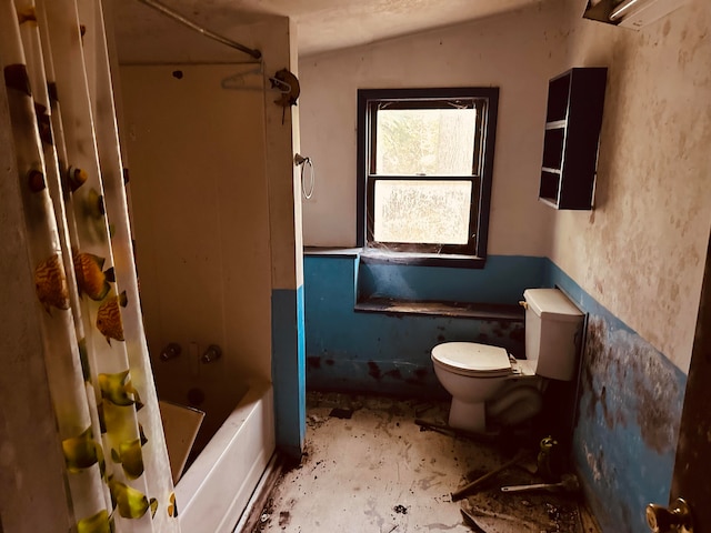 bathroom featuring lofted ceiling, shower / tub combo, and toilet