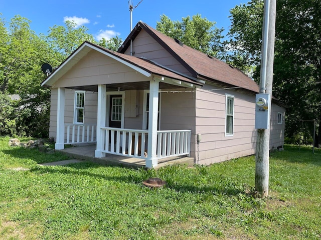 bungalow-style home featuring a front lawn and a porch