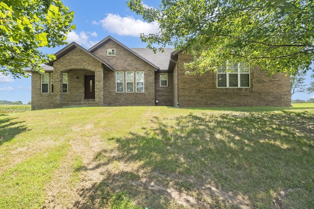 view of front facade featuring a front lawn