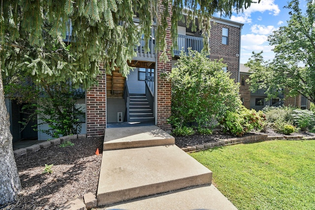 view of front facade with a front lawn