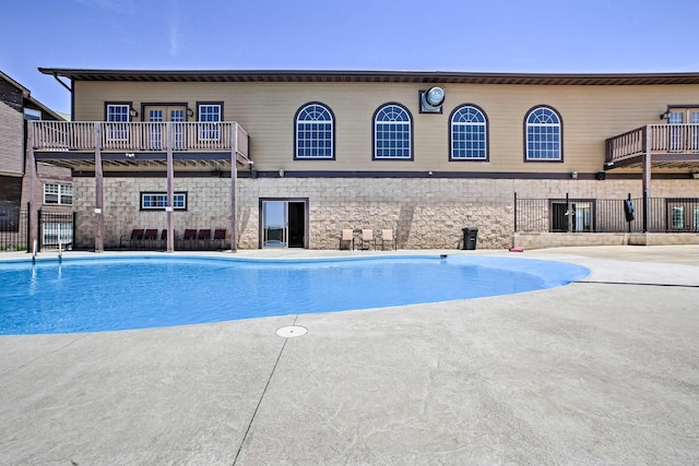 view of swimming pool