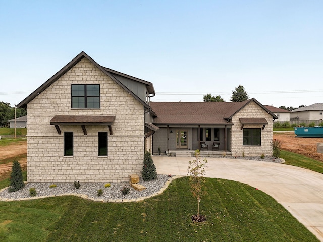 view of front of house featuring a front lawn