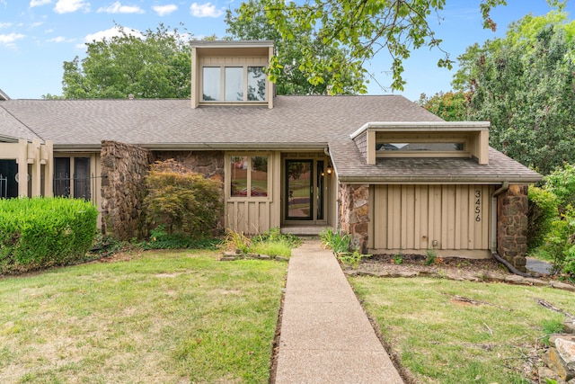 view of front of house featuring a front lawn