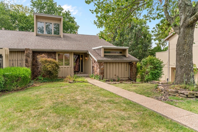 view of front of home with a front lawn