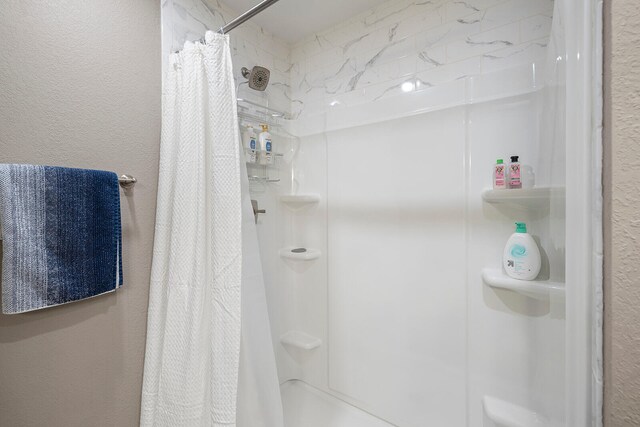 bathroom with shower / tub combo with curtain