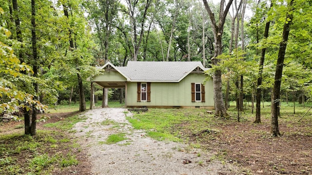 view of front facade with a carport