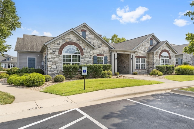 view of front of property featuring a front yard